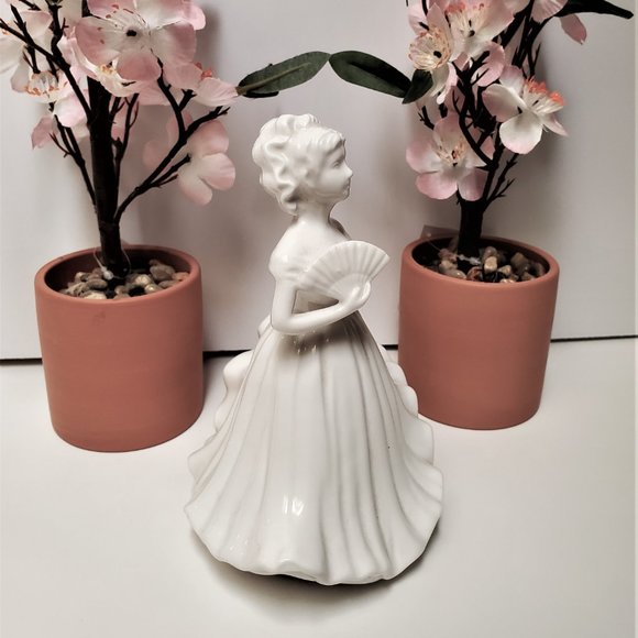 Lady of the Day - Picture 3 of 5